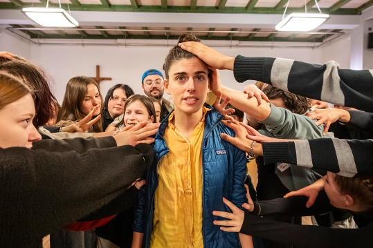 Choreografin Sara Ezzell hat keine Berührungsängste, wenn es darum geht, den jungen Teilnehmenden ihre künstlerischen Ideen zu vermitteln.