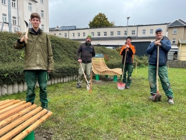 Vier Mitarbeiter und Azubis von DON BOSCO SACHSEN nach getaner Pflanzarbeit.