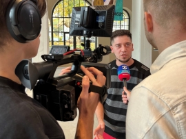 Ein Auszubildender von Don Bosco Sachsen im Interview mit Journalisten.