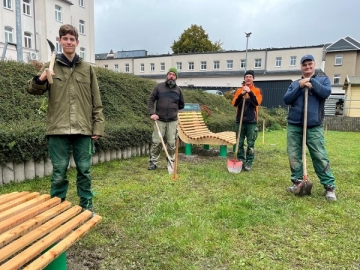 Vier Mitarbeiter und Azubis von DON BOSCO SACHSEN nach getaner Pflanzarbeit.
