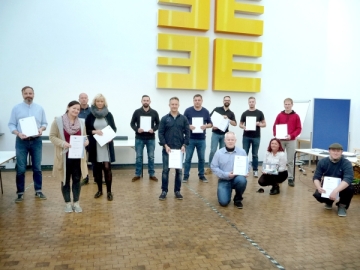 Gruppe der Rehapädagogen mit Zeugnis