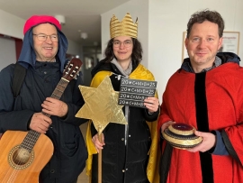 Zwei Ordensbrüder und eine Frau als Sternsinger