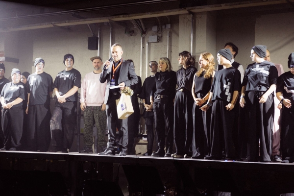 Chemnitz MOVES_Leiter von Don Bosco Sachsen Sebastian Schmidt richtet Worte ans Publikum_Copyright Jakob Anders.jpg