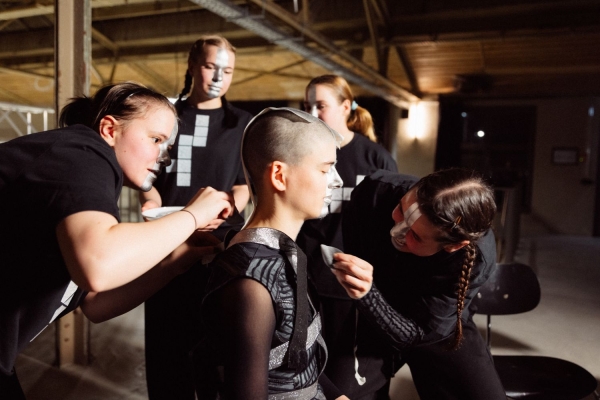 Chemnitz MOVES_Jugendliche schminzen T&auml;nzerin Sara Ezzell_Copyright Jakob Anders.jpg