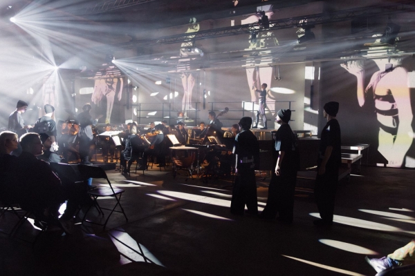 Chemnitz MOVES_B&uuml;hnenshow mit stimmungsvollen Lichtprojektionen_Copyright Jakob Anders.jpg