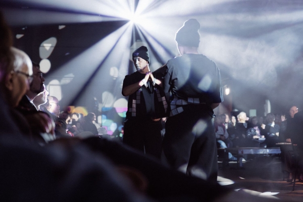 Chemnitz MOVES_Jugendliche von Don Bosco Sachsen halten Publikum den Spiegel vor_Copyright Jakob Anders.jpg