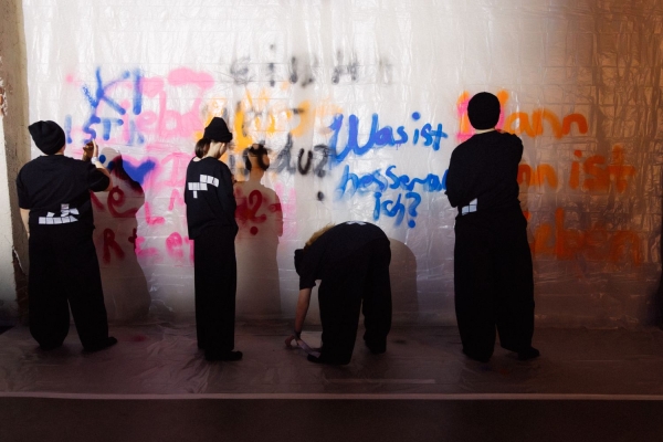 Chemnitz MOVES_Jugendliche spr&uuml;hen Graffiti zu Beginn der Show_Copyright Jakob Anders 3.jpg