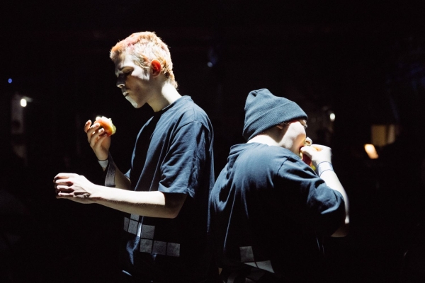 Chemnitz MOVES_Jugendliche von Don Bosco Sachsen essen einen Apfel in Slow Motion_Copyright Jakob Anders.jpg