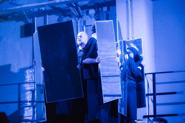 Chemnitz MOVES_Schauspieler Christoph Tomanek auf der B&uuml;hne mit Jugendlichen von Don Bosco Sachsen mit Spiegeln_Copyright Jakob Anders.jpg