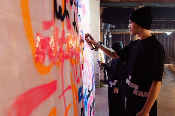 Chemnitz MOVES_Jugendliche spr&uuml;hen Graffiti zu Beginn der Show_Copyright Jakob Anders 2.jpg