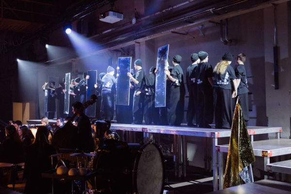 Chemnitz MOVES_Jugendliche von Don Bosco Sachsen mit Spiegeln auf der B&uuml;hne_Copyright Jakob Anders.jpg