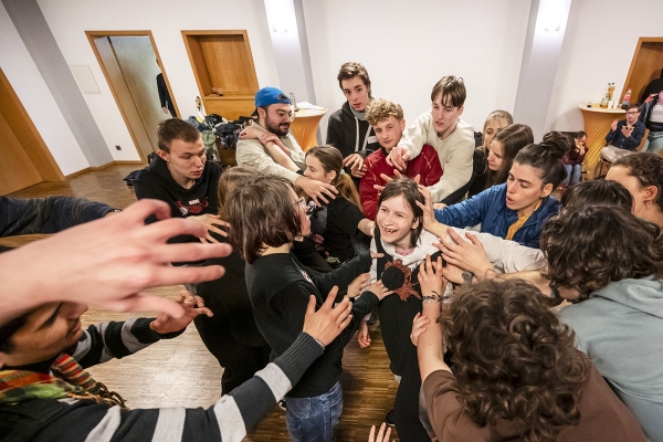 Jugendliche stellen eine Choreografie beim ersten Workshop von Chemnitz Moves.
