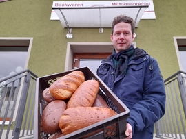  Mitarbeiter Martin Böing mit Brot aus der hauseigenen Bäckerei für Foodsharing