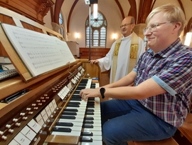 Jugendlicher  an der Orgel